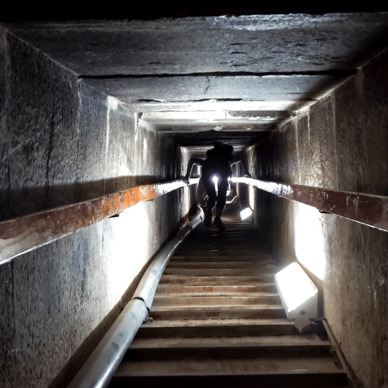 El interior de la Pirámide de Keops ha sido objeto de exploraciones y estudios a lo largo de los siglos, con el objetivo 