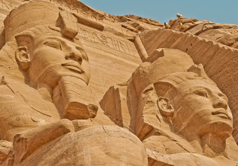 viaje a los templos de abusimbel que esta a 280 km de asuan con egiptotur