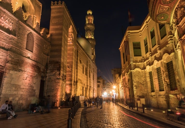calle de almuiz en el cairo islamico con egiptotur viajes 