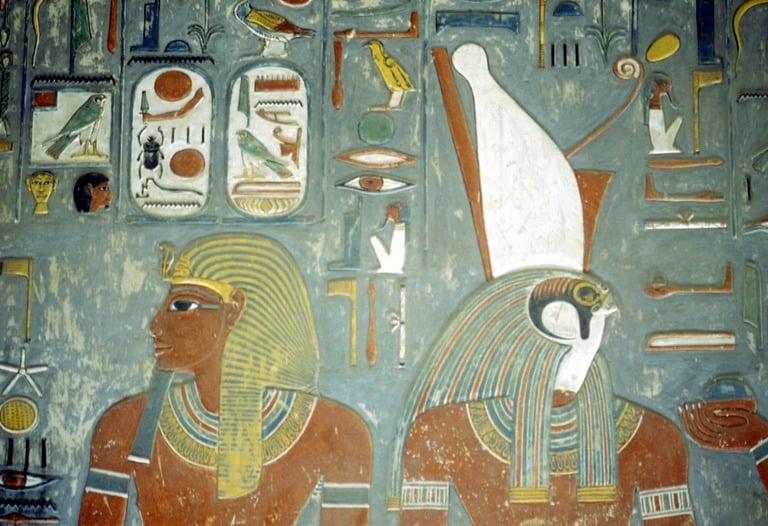 escenas de la tumba de Hormoheb en luxor con egiptotur viajes 