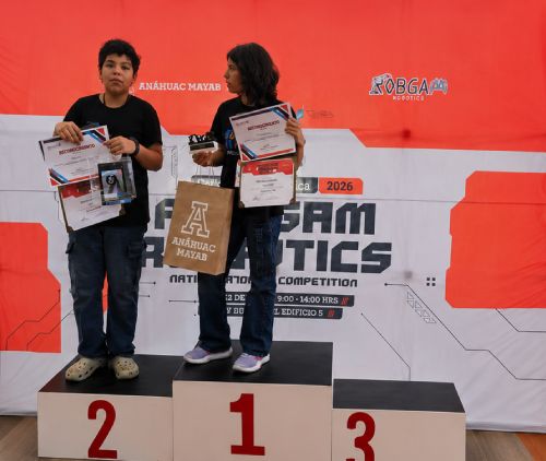 Participantes premiados en el podio de una competencia internacional.
