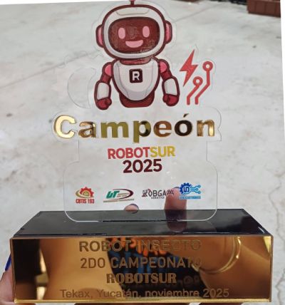 Trofeo de campeón obtenido en una competencia de robótica.