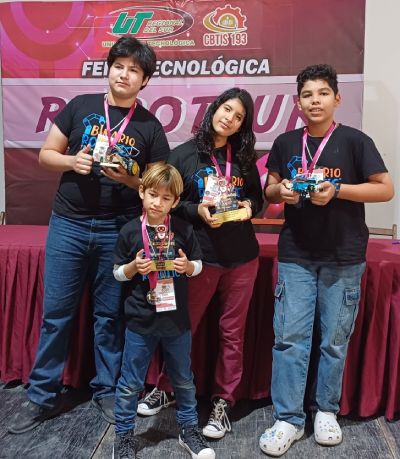 Alumnos mostrando con orgullo sus medallas y reconocimientos.