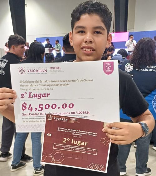 Alumno ganador del segundo lugar con reconocimiento y premio.