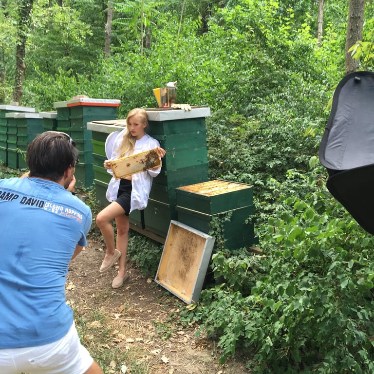 Foto-shooting bei den Bienenstöcken für die Miss Earth Wahl