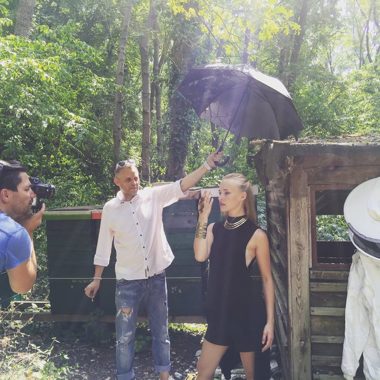 Foto-shooting bei den Bienenstöcken für die Miss Earth Wahl