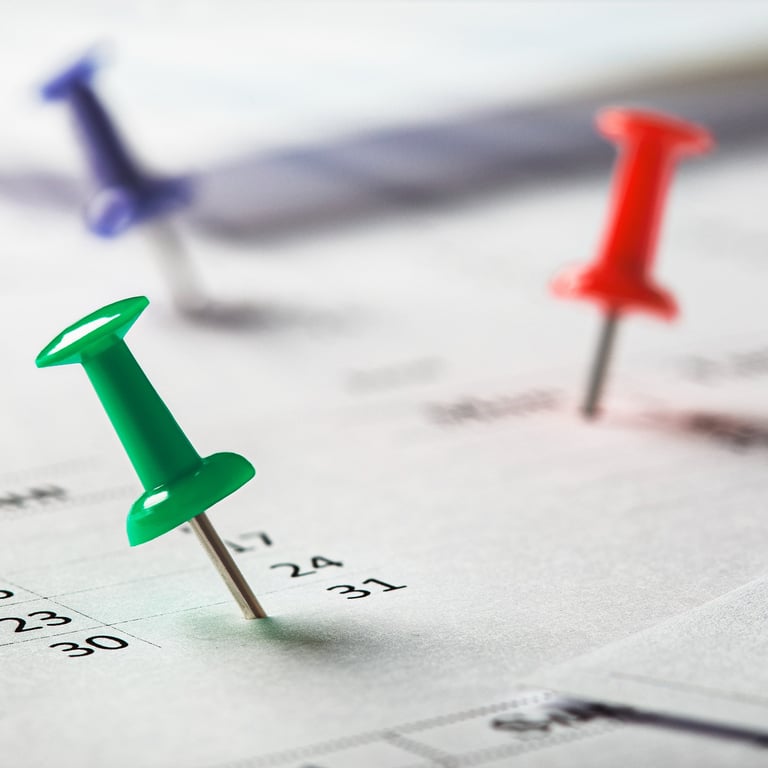 Punaises épinglées sur un calendrier