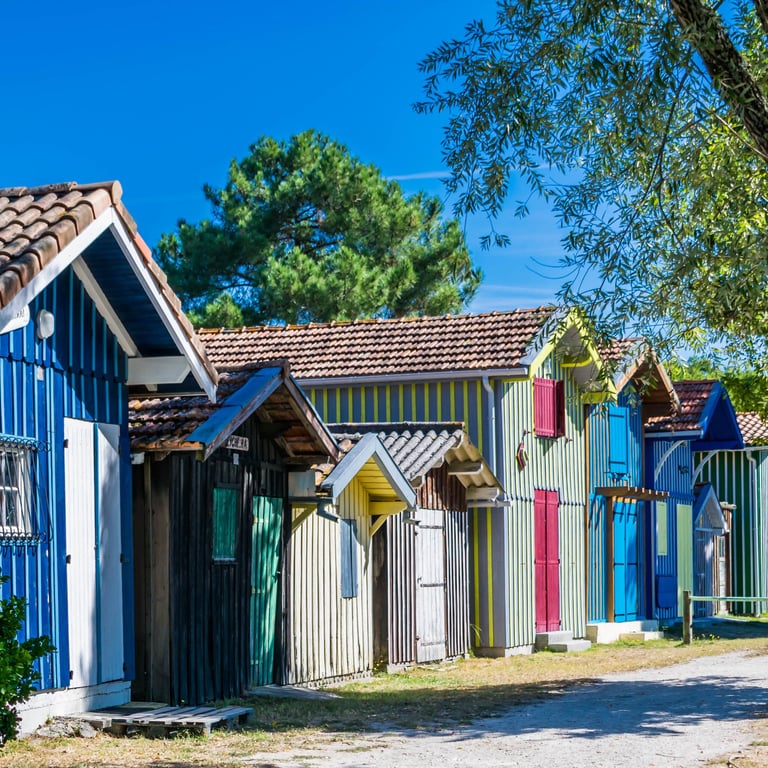 Alignement de cabanes à huîtres colorées