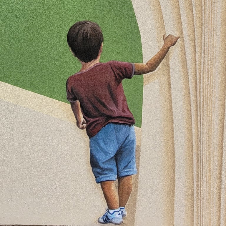 Détail personnage d'une fresque peinte à Viry, Jura : un garçon de dos, tient les pages d'un livre.