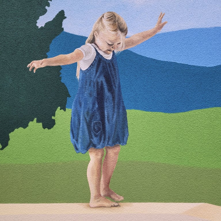 Fresque sur façade. Une fillette marche en équilibre sur un muret.