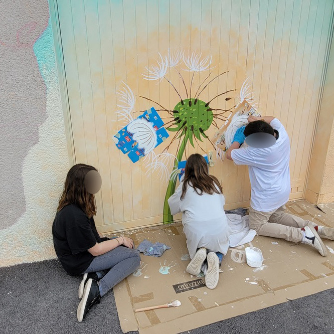 Des collégiens participent à la réalisation d'une fresque extérieure à Orgelet, Jura
