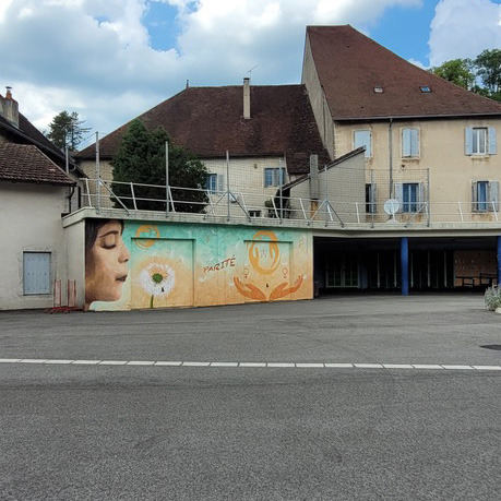 Fresque participative sur le mur d'une cour de collège