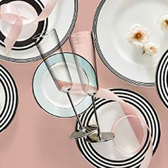 assiettes verres sur table