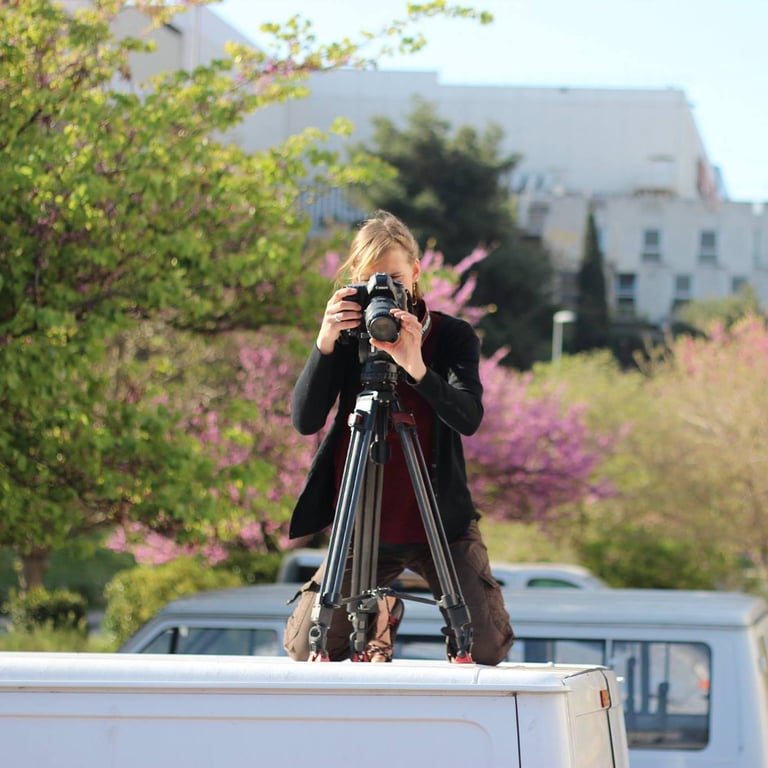 Vidéaste faisant ses réglages avant le tournage 