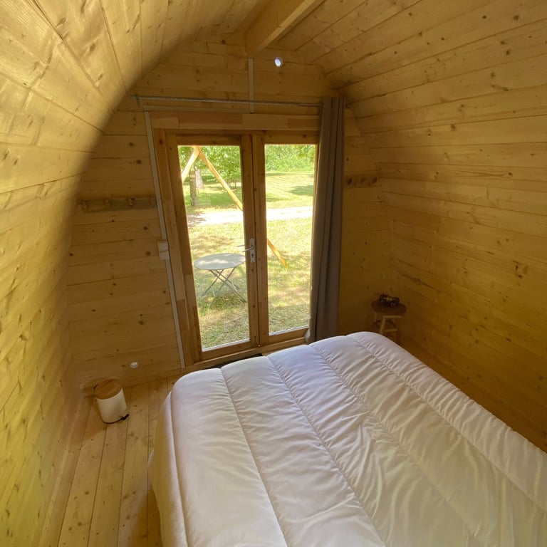 chambre d'un pod au camping des deux sequoias