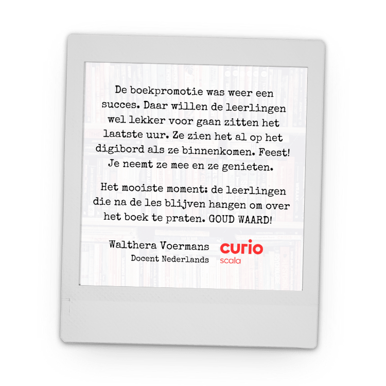 Polaroid frame with a quote in Dutch about successful book promotion by teacher Walthera Voermans at Curio Scala.