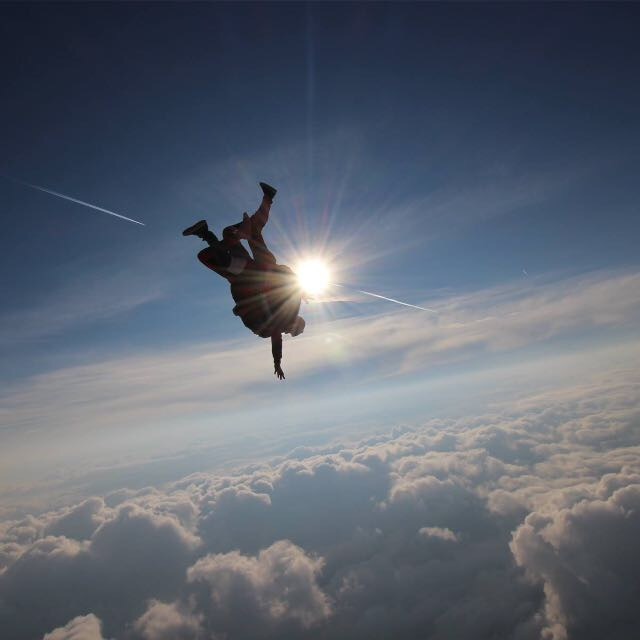 Dein Selbstführung Mentor bei Fallschirmsprung über den Wolken