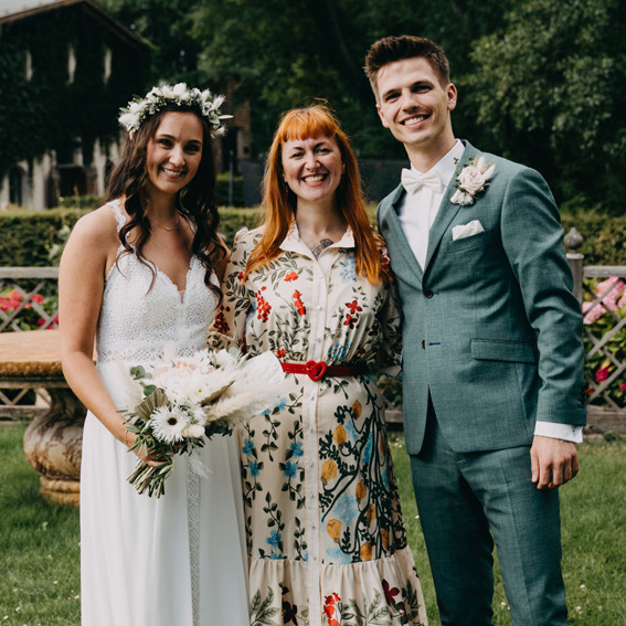 Berlin Hochzeit! Inklusive einer Braut mit Blumenkranz im Haar und einem Bräutigam im grünen Anzug.