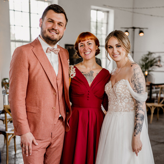 Hochzeit in Niedersachsen. die tätowierte Braut sieht fabelhaft aus. das Hochzeitspaar ist happy