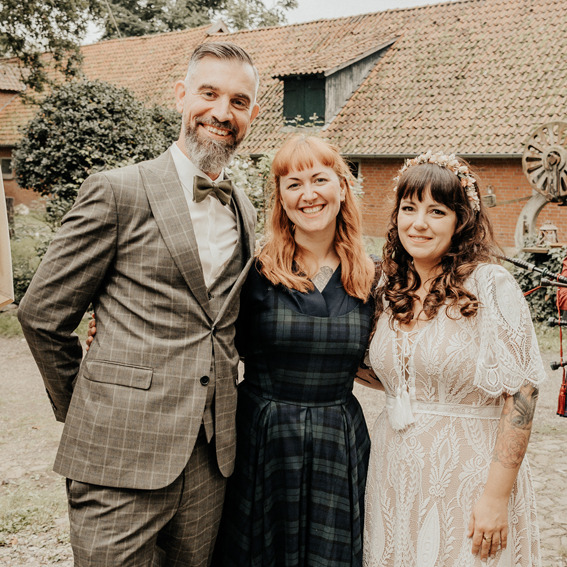 Schottland Hochzeit. die Traurednerin im karierten Blackwatch.-Kleid die Braut im romantischen boho-Style. alle strahlen