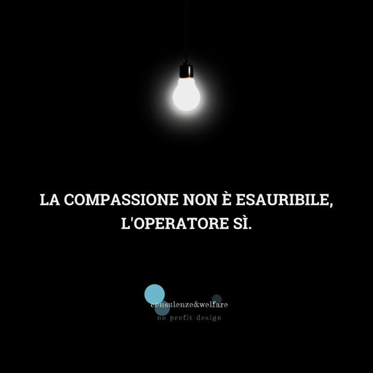 una lampadina con una frase riguardo la compassione e l'esaurimento degli operatori