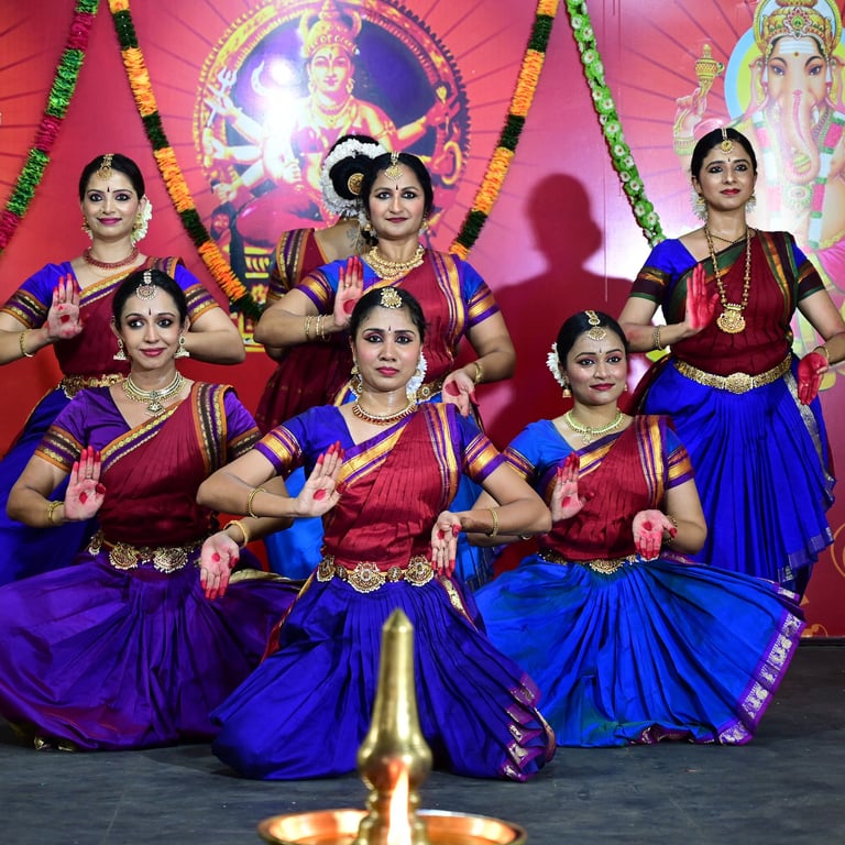 Aamoda Narthaki displaying Bharatanatyam performance