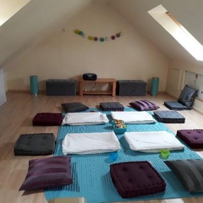 salle d'atelier de massage bébé convivial