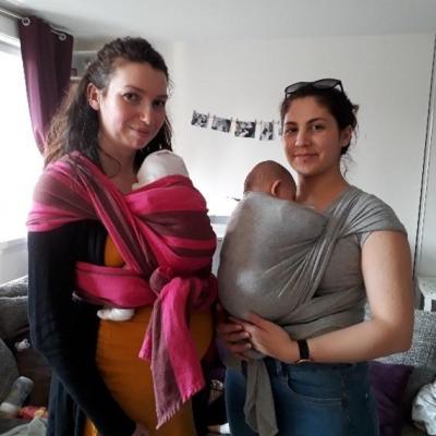 deux amies portant leurs bébés en écharpe à domicile