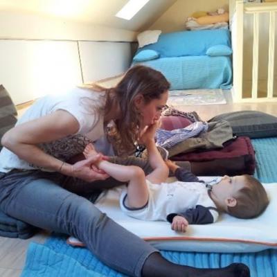 femme massant son bébé avec un bisou