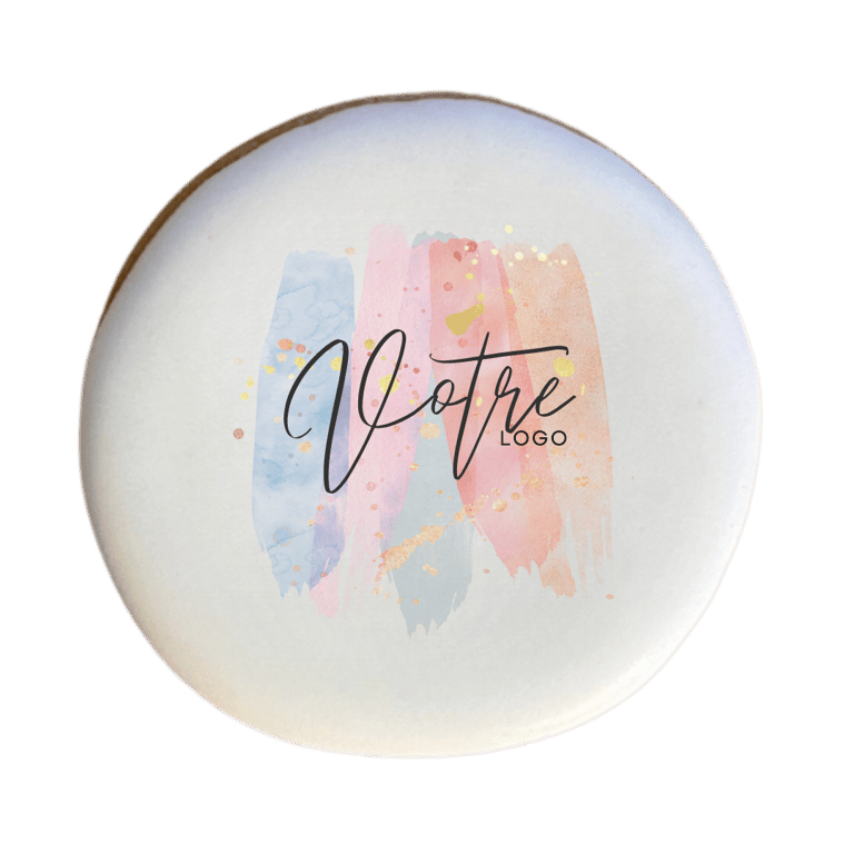 un biscuit avec un logo imprimé dessus