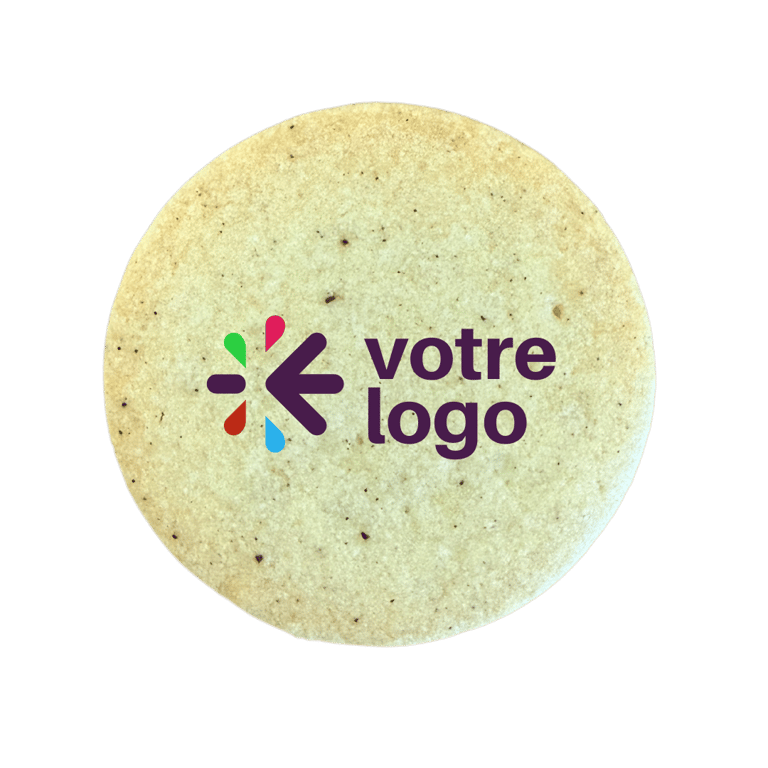 un biscuit avec un logo imprimé dessus