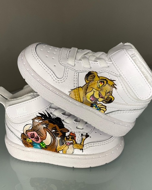 Scarpa Nike da bambino  bianche con disegnati i personaggi del cartone animato  '' Re Leone''