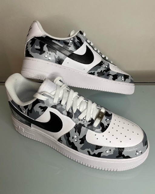 Scarpe airforce bianche con disegni mimetici grigi neri e bianchi dipinti a mano