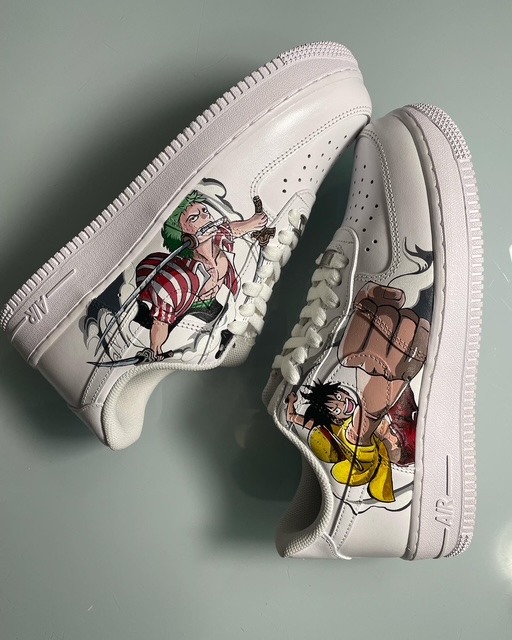 Scarpe Airforce 1 Nike bianche con disegno dell'anime One Piece  vista dall'alto