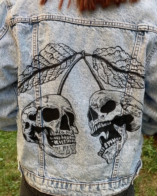 giacca in jeans da donna con disegno di 2 teschi e delle foglie  in nero 