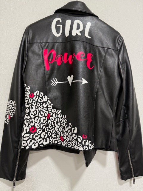 Giobotto in pelle nera con decorazioni leopardate bianche e scritta Girl Power bianca e rosa