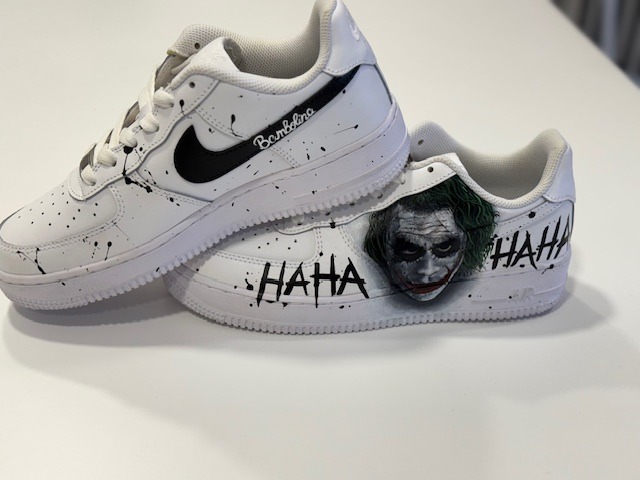 scarpe Nike Airforce 1 con disegno di Joker e dettagli neri dipinti a mano