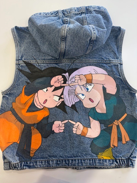 Gilet in jeans con decorazione di dragonball sulla parte posteriore
