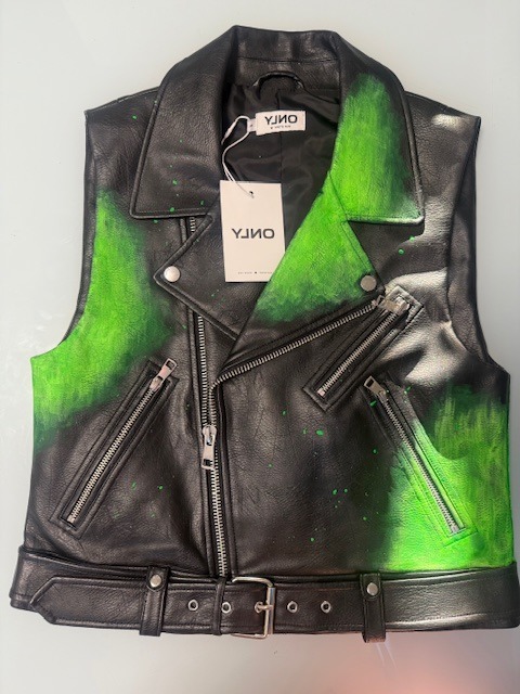 Gilet nero in pelle con sfumature verdi vista frontale