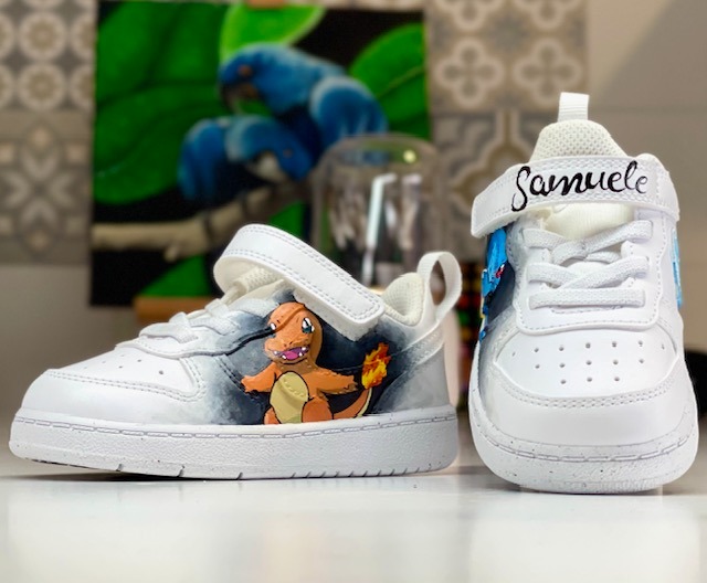 Scarpe Nike Airforce One da bambino con disegnato un pokemon di nome Charmender