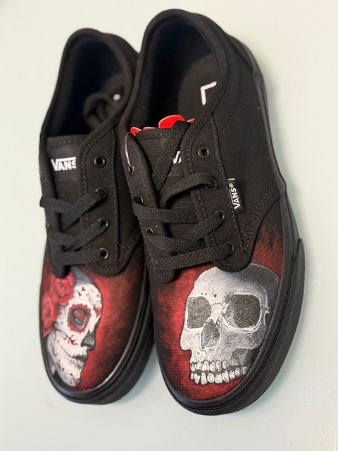 Scarpe Vans nere cin dipinti a mano un teschio e la sant muerte