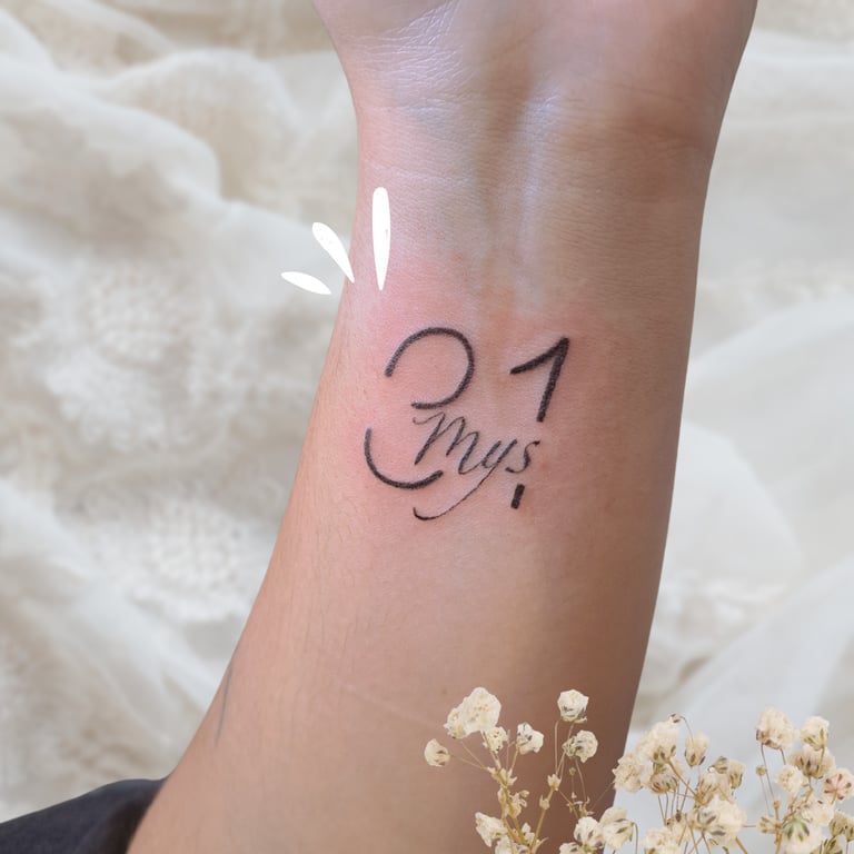 Tatouage lettrage minimaliste féminin Mouilleron-le-Captif