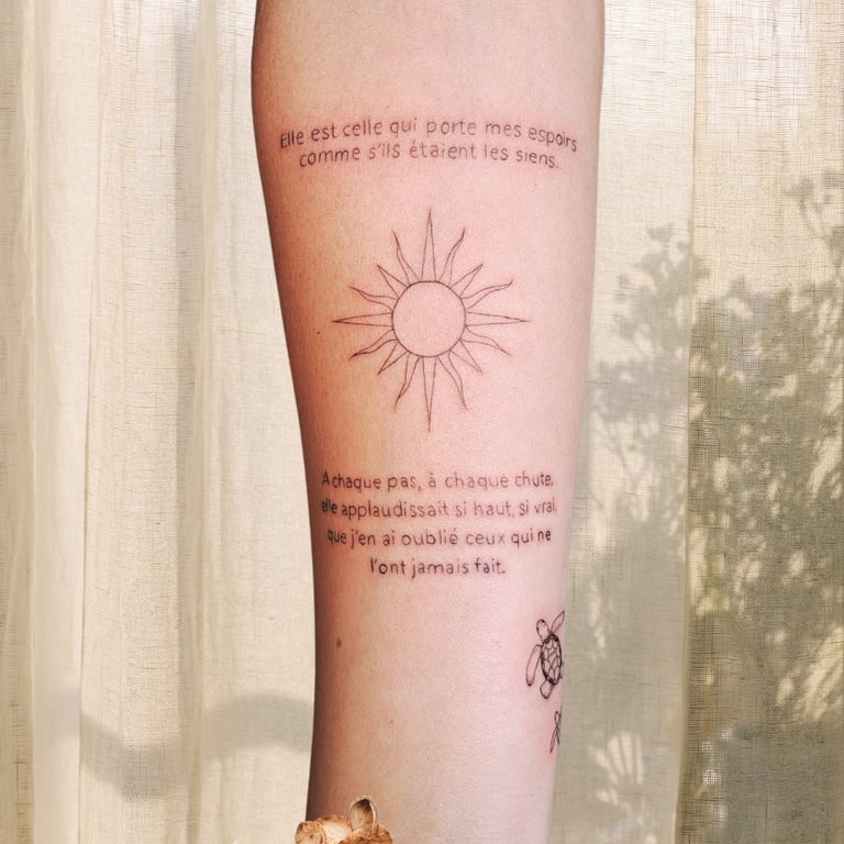 Tatouage écriture fine et délicate bras Inkorporée Vendée