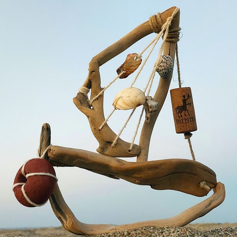 Naziv rada: "Štap i kanap". 3D brod od elemenata sa plaže (drvo, kanap, plovak, školjke, pampur). 