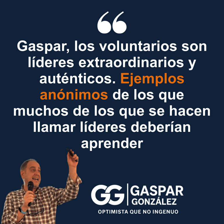 Gaspar González impartiendo una charla sobre propósito, voluntariado y liderazgo humano.