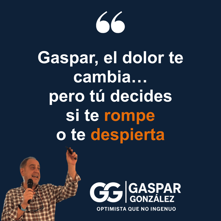 Gaspar González impartiendo una charla sobre propósito, dolor y crecimiento personal.