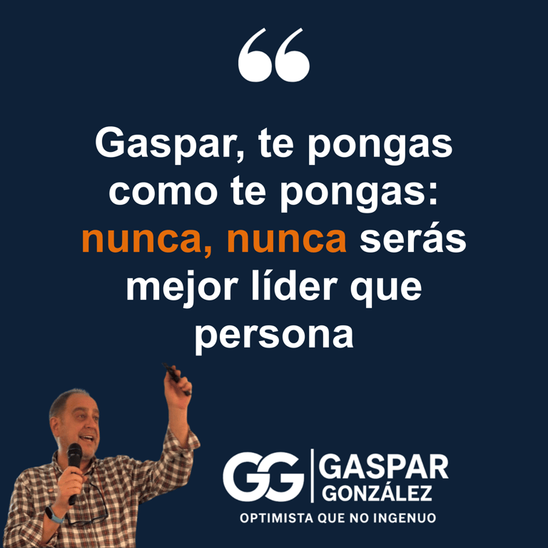 Gaspar González impartiendo una charla sobre liderazgo humano y coherencia personal.