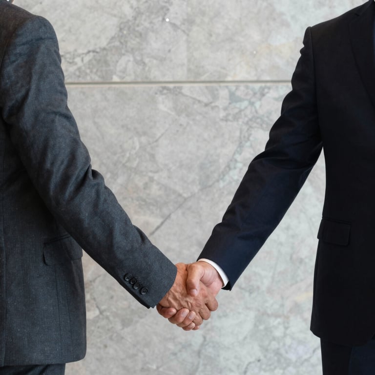 Un apretón de manos profesional entre dos ejecutivos con trajes impecables en un lobby corporativo de mármol, iluminación técnica y futurista.