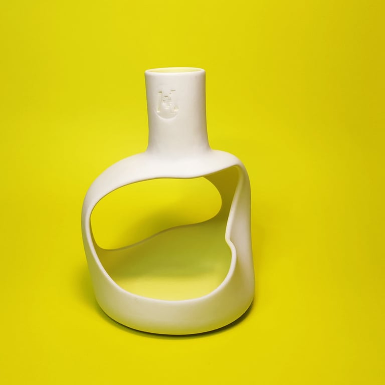 Sculpture "Onoma" blanche et jaune en porcelaine, d'Anthony Bortoluzzi