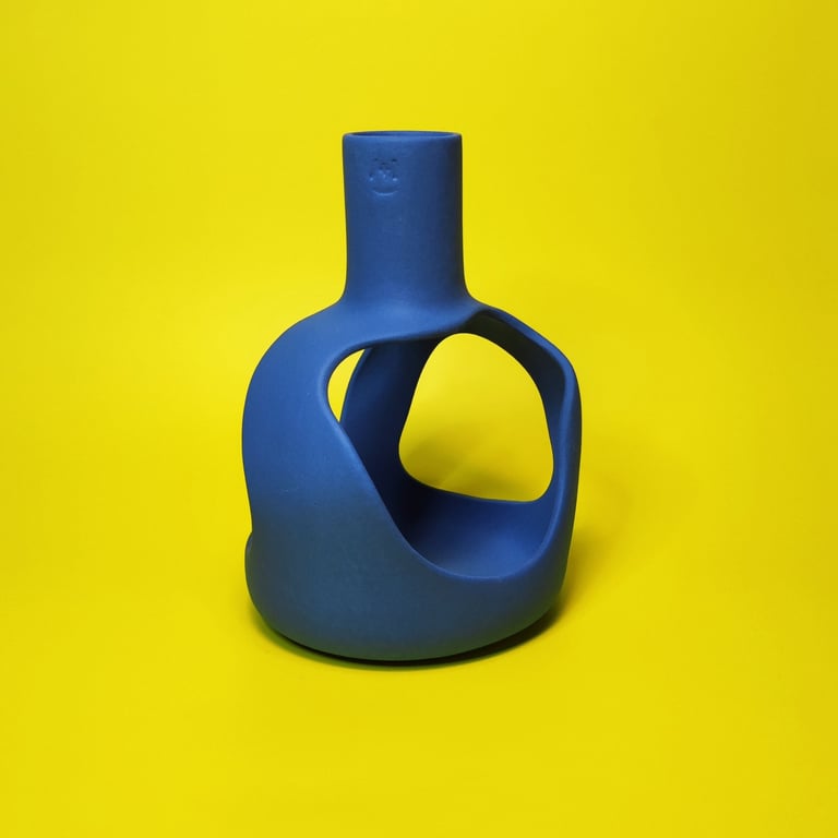 Sculpture ''Onoma'' unicolore bleu cobalt, d'Anthony Bortoluzzi